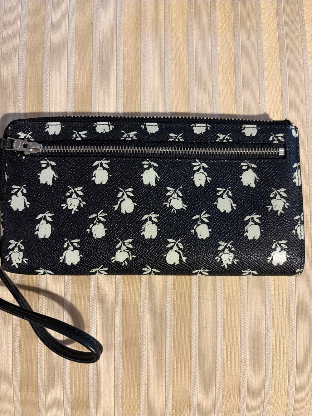 Coach Black Floral Zip Long Wristlet with Ivory Blooms EUC - Picture 3 of 5